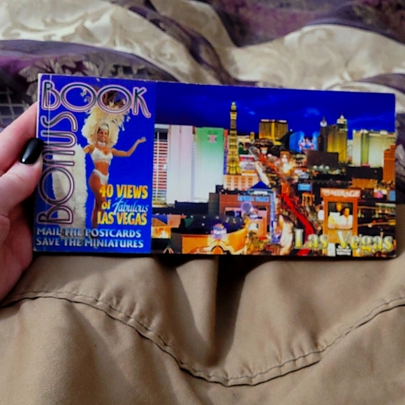 40 Views of Fabulous Las Vegas Post card book - Picture 3 of 7